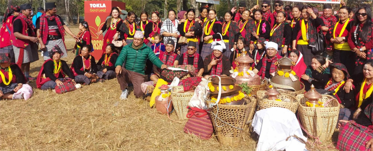 सडक महोत्सवमा मगर समुदायको भेषभूषामा सजिएर साँस्कृतिक झाँकीमा सहभागिहरु । तस्वीर आवरअलन्यूज्.jpg